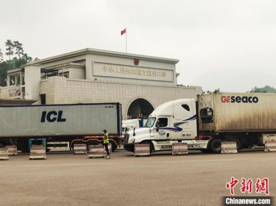 近日，位于中越邊境廣西憑祥市的友誼關(guān)口岸車水馬龍，裝載著東盟水果的跨境車輛來往不斷。黃艷梅 攝