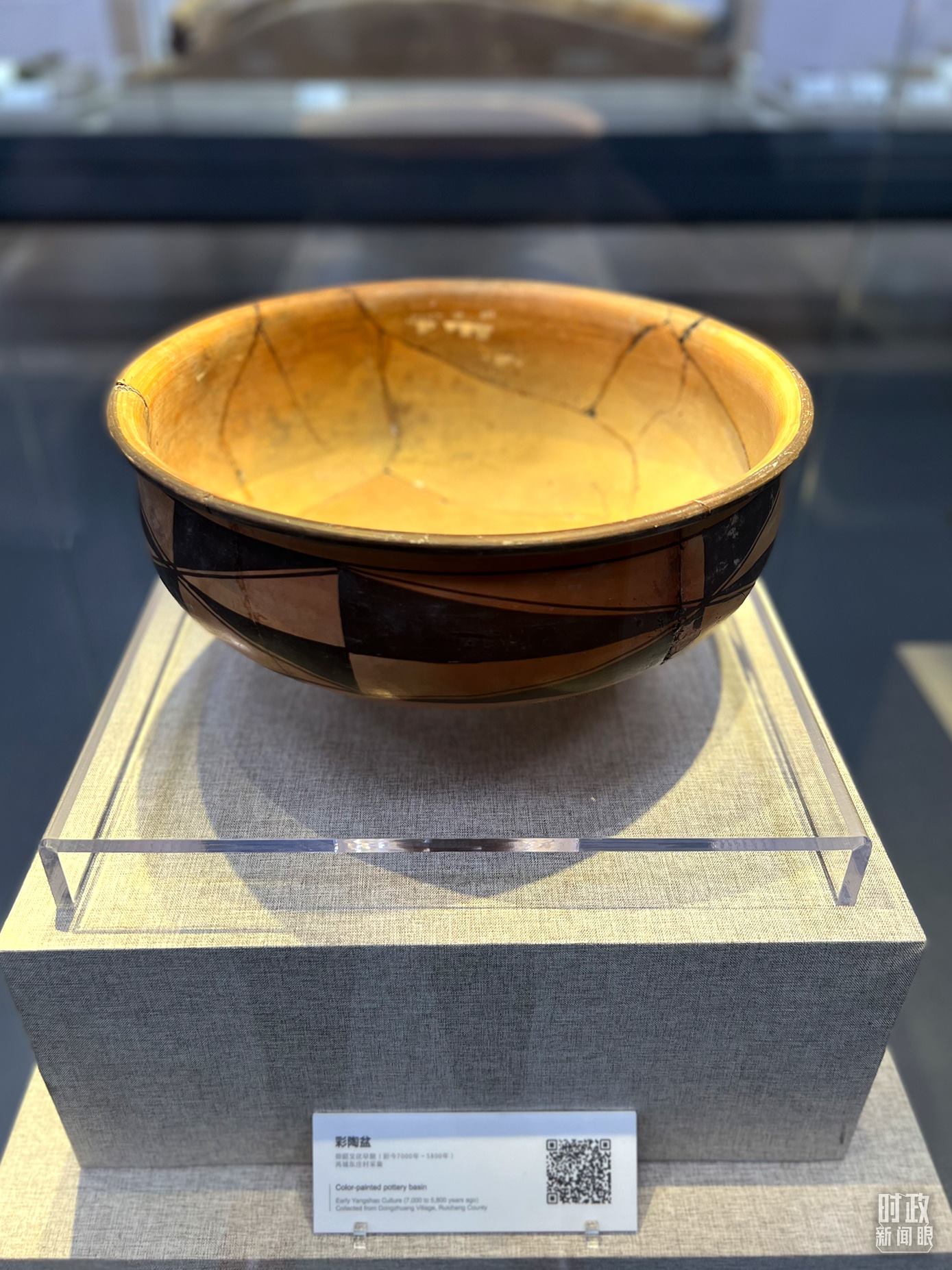 △運城博物館內展出的仰韶文化早期的彩陶盆。（總臺央視記者邢彬拍攝）