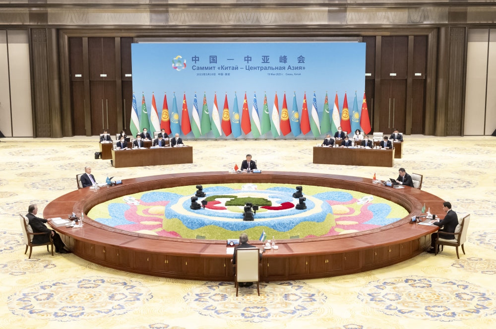 5月19日上午，國(guó)家主席習(xí)近平在陜西省西安市主持首屆中國(guó)－中亞峰會(huì)并發(fā)表題為《攜手建設(shè)守望相助、共同發(fā)展、普遍安全、世代友好的中國(guó)－中亞命運(yùn)共同體》的主旨講話。哈薩克斯坦總統(tǒng)托卡耶夫、吉爾吉斯斯坦總統(tǒng)扎帕羅夫、塔吉克斯坦總統(tǒng)拉赫蒙、土庫(kù)曼斯坦總統(tǒng)別爾德穆哈梅多夫、烏茲別克斯坦總統(tǒng)米爾濟(jì)約耶夫出席。新華社記者 丁海濤 攝