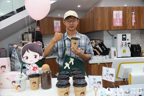 謝雨橋展示制作好的咖啡。人民網(wǎng)記者 馬曉波攝