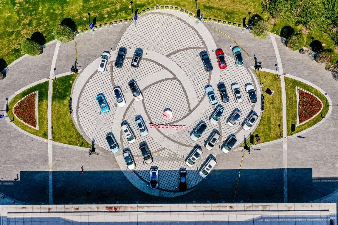 峰會(huì)戶外整車展示區(qū)俯瞰圖。（受訪者供圖）