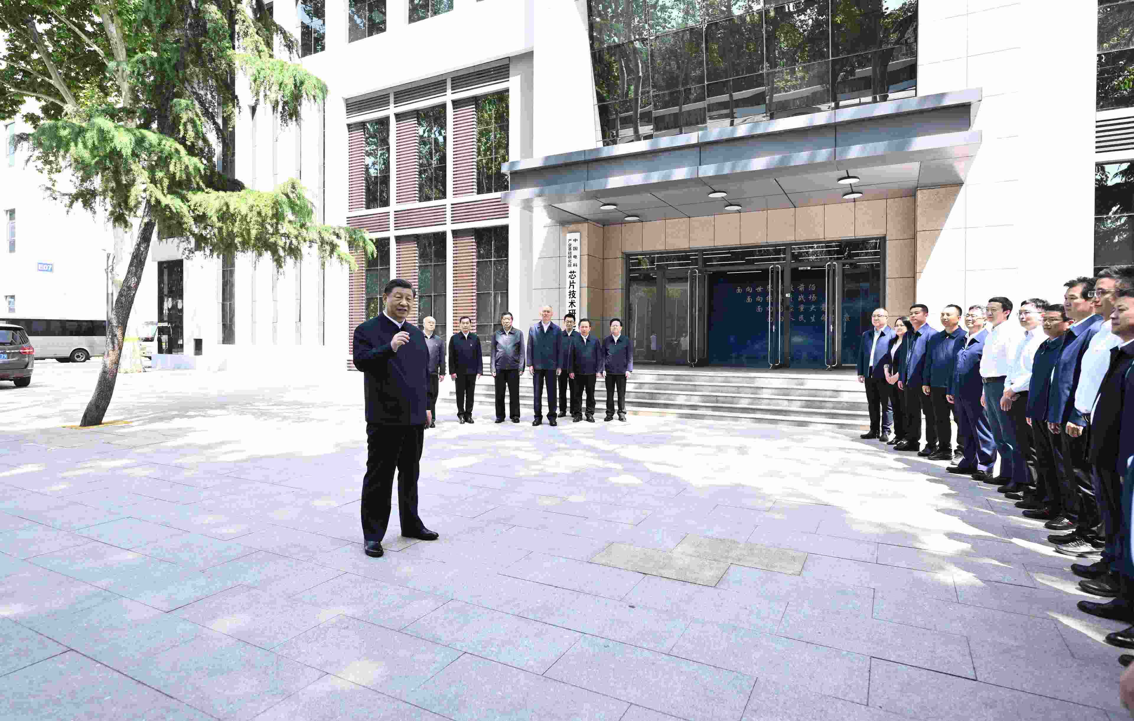 △2023年5月12日，習近平總書記在中國電科產業(yè)基礎研究院同科技工作者交流。
