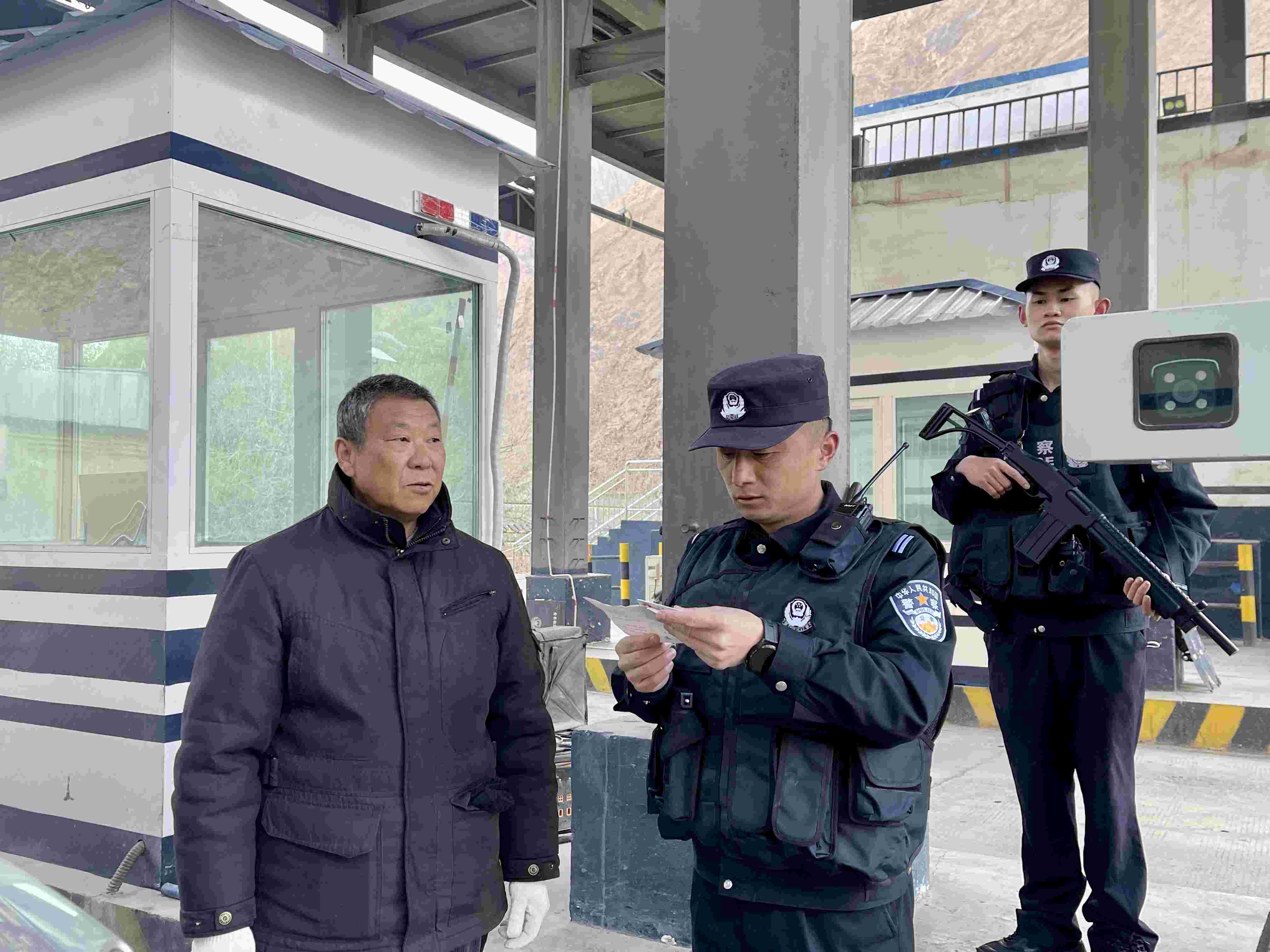 在庫地邊境檢查站，陳暢核對進(jìn)出邊境管理區(qū)人員信息。人民網(wǎng) 周靜圓攝