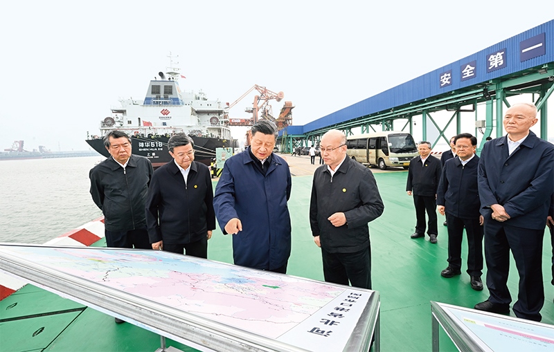 2023年5月11日至12日，中共中央總書記、國家主席、中央軍委主席習(xí)近平在河北考察，并主持召開深入推進(jìn)京津冀協(xié)同發(fā)展座談會。這是11日下午，習(xí)近平在滄州市黃驊港煤炭港區(qū)碼頭考察。 新華社記者 李學(xué)仁/攝