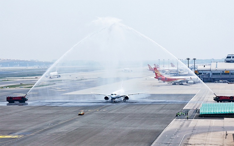 2023年5月28日，國產(chǎn)大型客機(jī)C919圓滿完成首次商業(yè)飛行，開啟市場(chǎng)化運(yùn)營、產(chǎn)業(yè)化發(fā)展新征程。圖為北京首都國際機(jī)場(chǎng)以水門禮迎接C919首個(gè)商業(yè)航班東航MU9191。 新華社發(fā) 魏萌/攝
