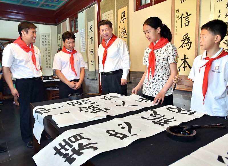 2014年5月30日，習(xí)近平總書(shū)記來(lái)到北京市海淀區(qū)民族小學(xué)，參加慶祝“六一”國(guó)際兒童節(jié)活動(dòng)。