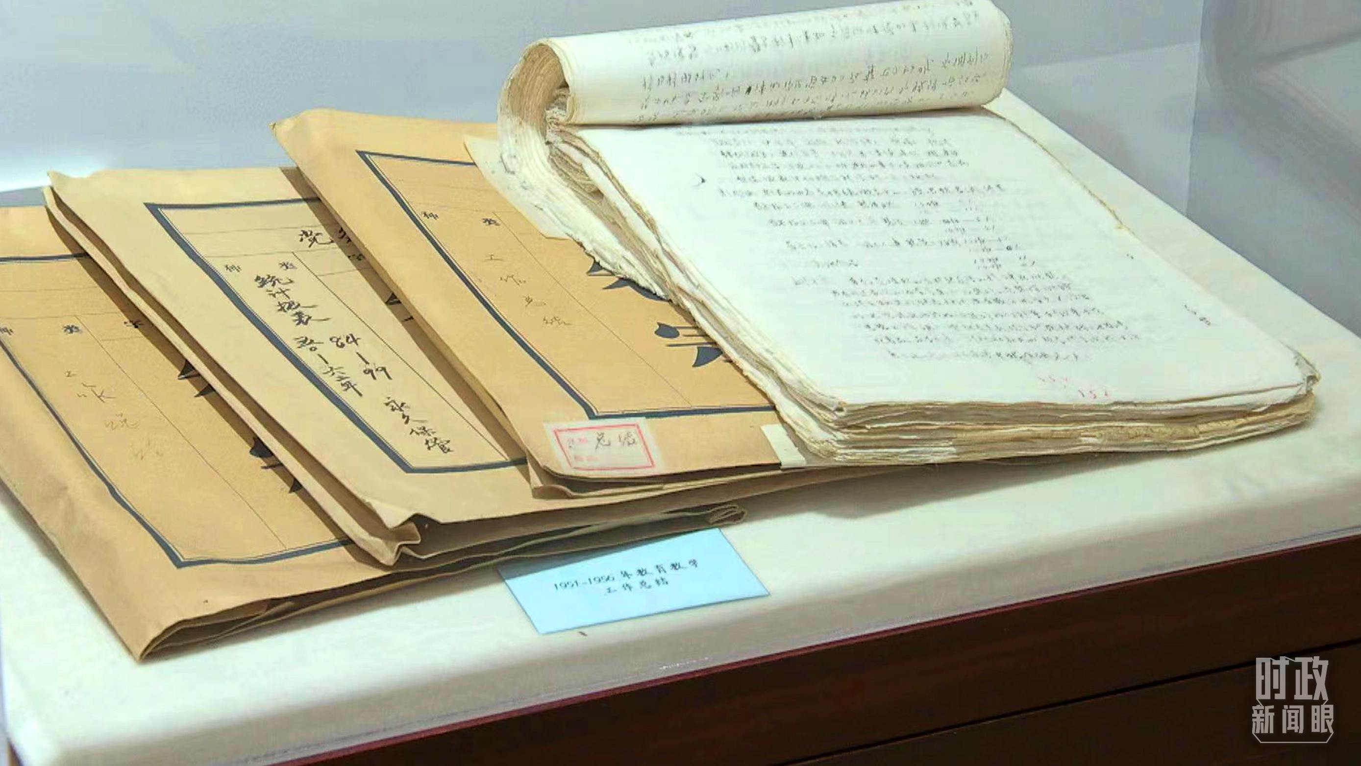 △校史館內(nèi)的教育教學(xué)工作總結(jié)展陳。（總臺(tái)央視記者金雨秋拍攝）