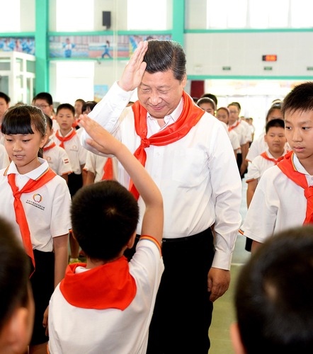 2014年5月30日，習(xí)近平總書記來到北京市海淀區(qū)民族小學(xué)，參加慶?！傲弧眹H兒童節(jié)活動(dòng)。新華社記者 李濤 攝