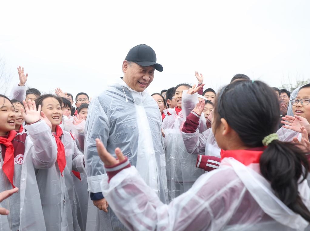 2023年4月4日，黨和國家領(lǐng)導(dǎo)人參加首都義務(wù)植樹活動(dòng)。這是植樹后，習(xí)近平總書記同在場的中小學(xué)生親切交談。新華社記者 鞠鵬 攝