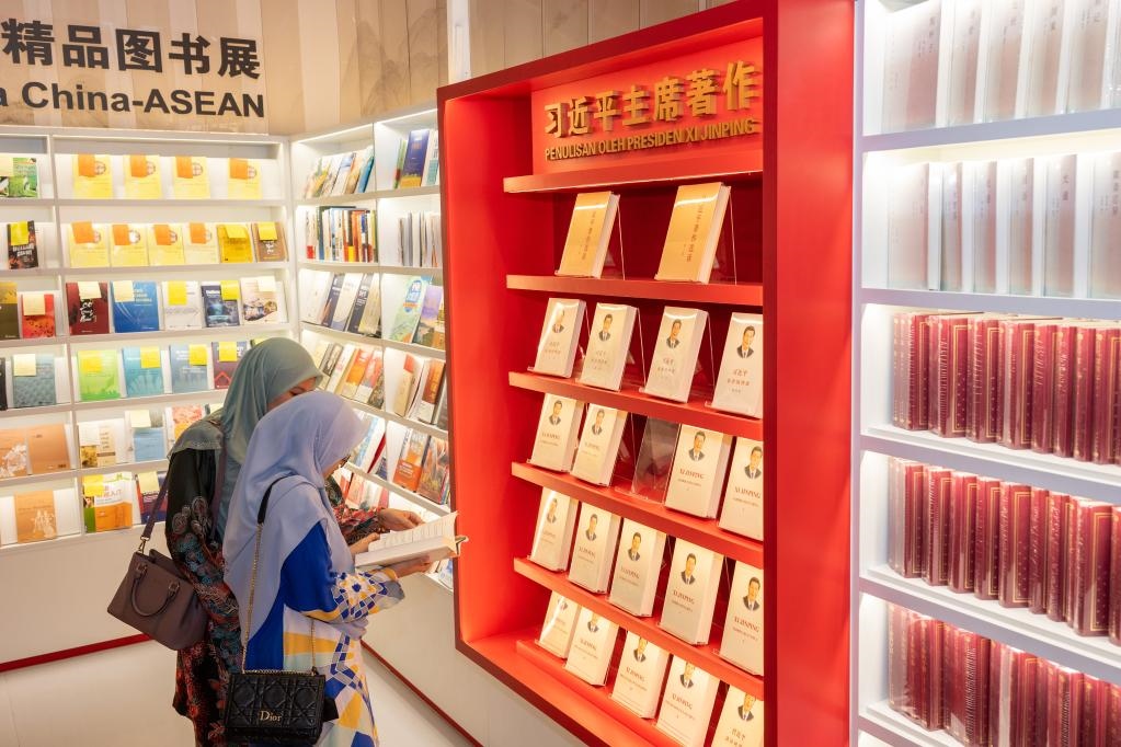 5月30日，兩名讀者在馬來西亞吉隆坡國際書展中國主賓國活動現場閱讀習近平主席著作。新華社記者朱煒攝