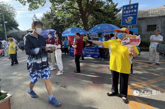 6月7日早8點(diǎn)，北京市第五中學(xué)門口考生正在按規(guī)定進(jìn)入考場(chǎng)。人民網(wǎng)記者 池夢(mèng)蕊攝