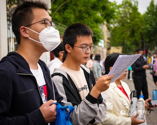 6月7日，在昆明市第五中學(xué)考場(chǎng)外，考生正利用最后時(shí)間復(fù)習(xí)備考。人民網(wǎng) 曾智慧攝