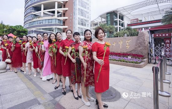 6月7日一早，廈門雙十中學(xué)考生家長(zhǎng)們身穿旗袍，手拿向日葵在考場(chǎng)外為孩子加油打氣，寓意“旗開(kāi)得勝，一舉奪魁”。人民網(wǎng)記者 陳博攝