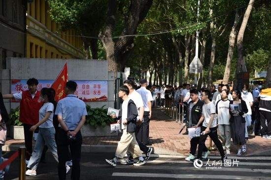 6月7日，在黑龍江省哈爾濱市第三中學(xué)高考考點(diǎn)，考生們有序進(jìn)入考場(chǎng)。人民網(wǎng)記者 蘇靖剛攝