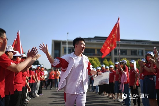 6月7日，在北京市人大附中通州校區(qū)考點(diǎn)，考生與送考老師擊掌加油。人民網(wǎng)記者 翁奇羽攝