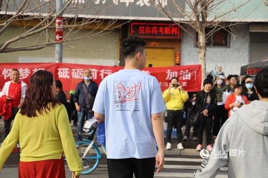 6月7日早8點(diǎn)，甘肅省蘭州市外國(guó)語(yǔ)高級(jí)中學(xué)考點(diǎn)，考生按規(guī)定進(jìn)入考場(chǎng)。人民網(wǎng)記者 黃帆攝