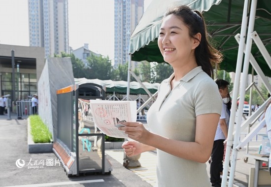 6月7日高考第一天，早上8點(diǎn)，一名考生充滿自信地步入鄭州市十一中考點(diǎn)。人民網(wǎng)記者 王玉興攝