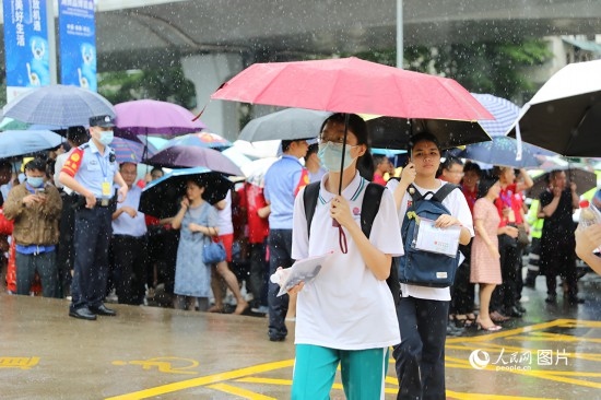 6月7日，海南華僑中學(xué)（高中部）考點(diǎn)，學(xué)子冒雨奔赴考場(chǎng)。人民網(wǎng)記者 孟凡盛攝
