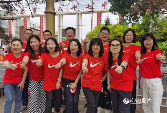 6月7日一早，陽(yáng)光明媚，天氣涼爽，在長(zhǎng)春市第八十七中學(xué)，考生們正陸續(xù)進(jìn)入考場(chǎng)。親友團(tuán)為參加高考的學(xué)子們加油鼓勁。人民網(wǎng)記者 王帝元攝