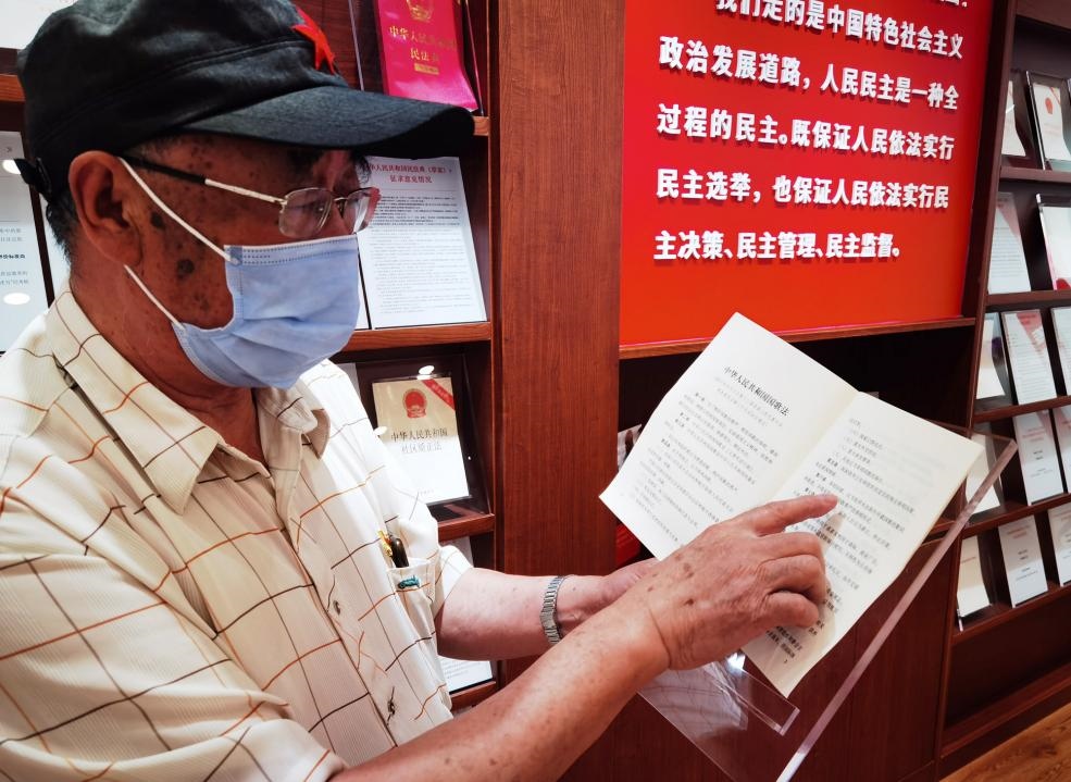 夏云龍給記者展示國歌法修改的內(nèi)容。人民網(wǎng)記者 唐小麗攝
