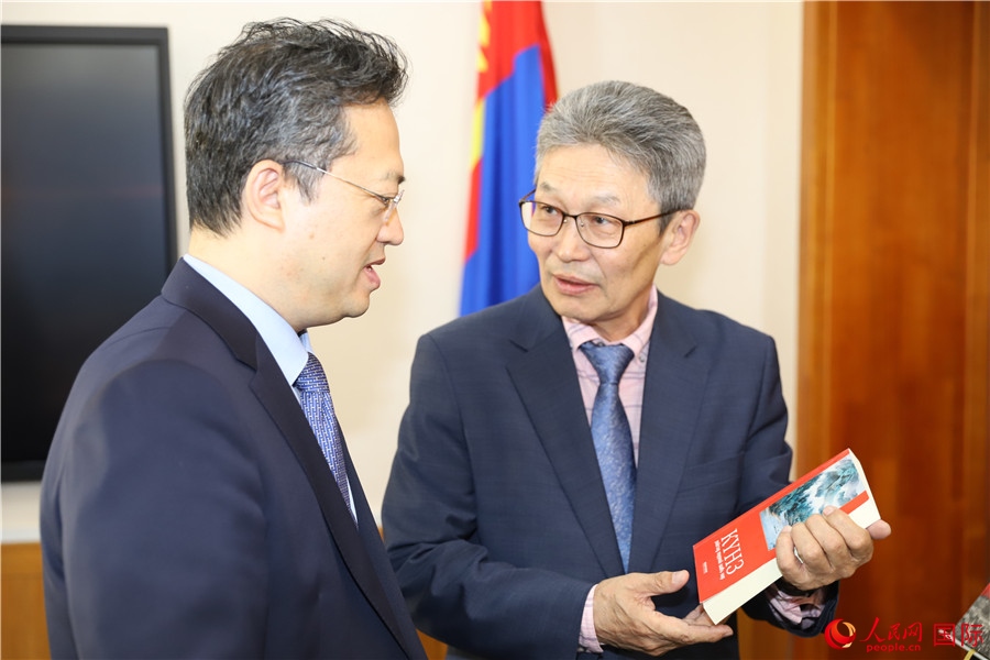 其米德策耶（右一）向李峙介紹翻譯成果。人民網(wǎng)記者 霍文攝