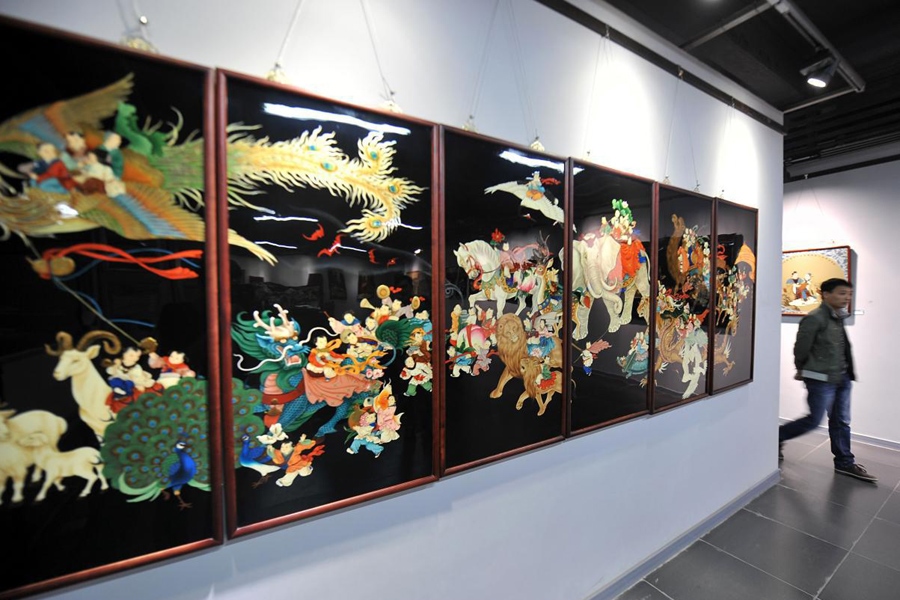 參觀者在唐都漆藝博物館參觀展出的漆器。新華社記者 詹彥 攝