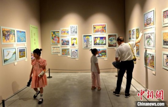 圖為家長帶著孩子參觀展覽。呂明 攝