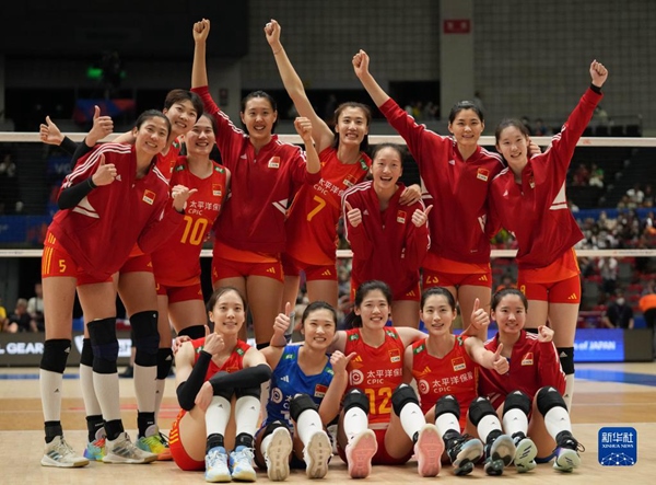 6月3日，中國(guó)隊(duì)球員在比賽后慶祝勝利。當(dāng)日，在日本名古屋舉行的2023世界女排聯(lián)賽分站賽中，中國(guó)隊(duì)以3比1戰(zhàn)勝荷蘭隊(duì)。新華社記者 張笑宇 攝