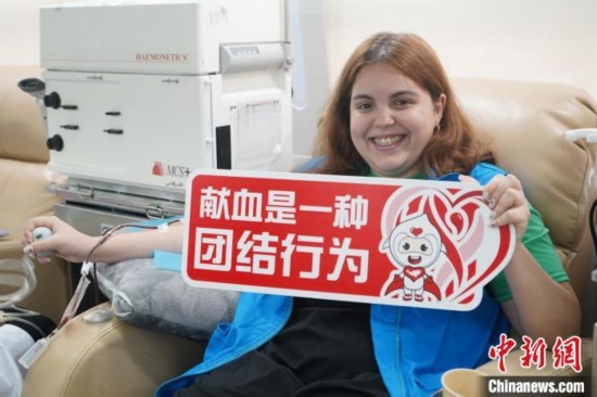 6月13日，在第20個世界獻血者日前夕，20名在贛留學(xué)生組團前往血站獻血。吳迪 攝