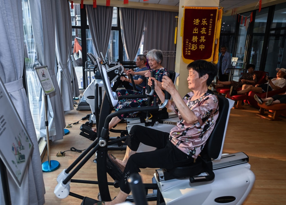 在浙江嘉興市南湖區(qū)新嘉街道電子社區(qū)鄰里中心的長者運動健康之家內(nèi)，老人們在進(jìn)行器械鍛煉（2023年6月14日攝）。新華社記者 徐昱 攝