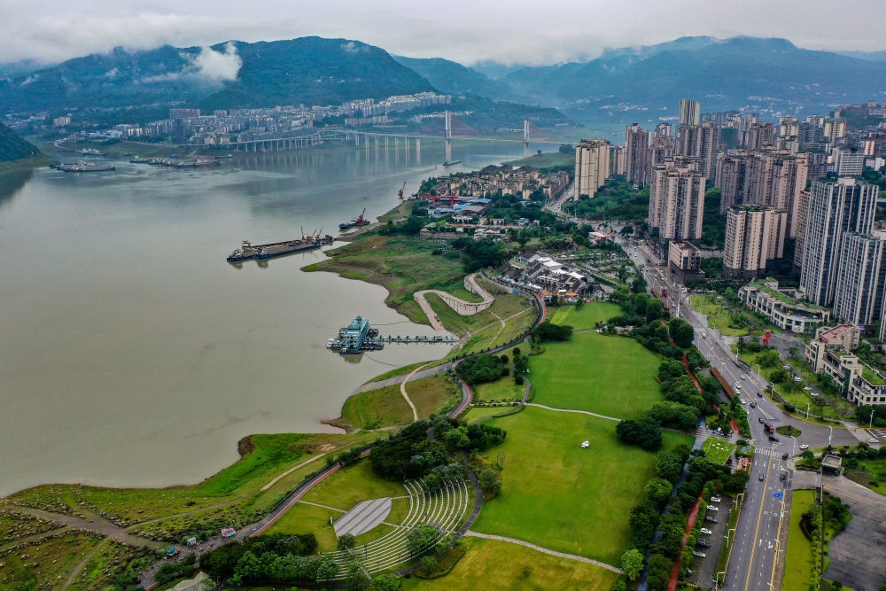 這是2023年6月7日拍攝的位于重慶市云陽縣的云陽城區(qū)環(huán)湖綠道（無人機(jī)照片）。當(dāng)?shù)貙⑸鷳B(tài)治理與生態(tài)修復(fù)結(jié)合起來，兼顧城市旅游和運動休閑等功能需要，打造環(huán)縣城兩江四岸33公里綠道。新華社記者 唐奕 攝