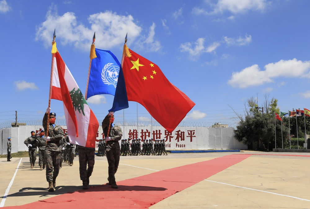 在黎巴嫩南部辛尼亞村的中國維和部隊營區(qū)，中國維和部隊官兵在受勛后通過觀禮臺（2022年7月1日攝）。聯(lián)合國駐黎巴嫩臨時部隊（聯(lián)黎部隊）當(dāng)日授予中國第20批赴黎巴嫩維和部隊全體410名官兵聯(lián)合國“和平勛章”，以表彰他們?yōu)槔璋湍勰喜康貐^(qū)和平穩(wěn)定作出的突出貢獻(xiàn)。新華社記者 劉宗亞 攝
