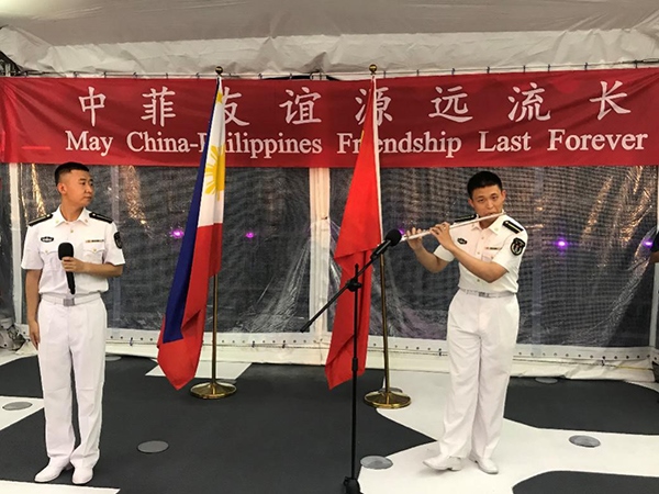 艦上官兵表演歌舞、民樂、武術(shù)等節(jié)目。中國駐菲律賓大使館供圖