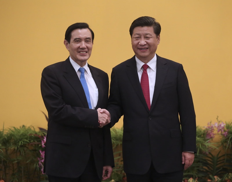 2015年11月7日，兩岸領(lǐng)導(dǎo)人會(huì)面在新加坡香格里拉大酒店舉行。這是習(xí)近平主席與時(shí)任臺(tái)灣地區(qū)領(lǐng)導(dǎo)人馬英九握手。