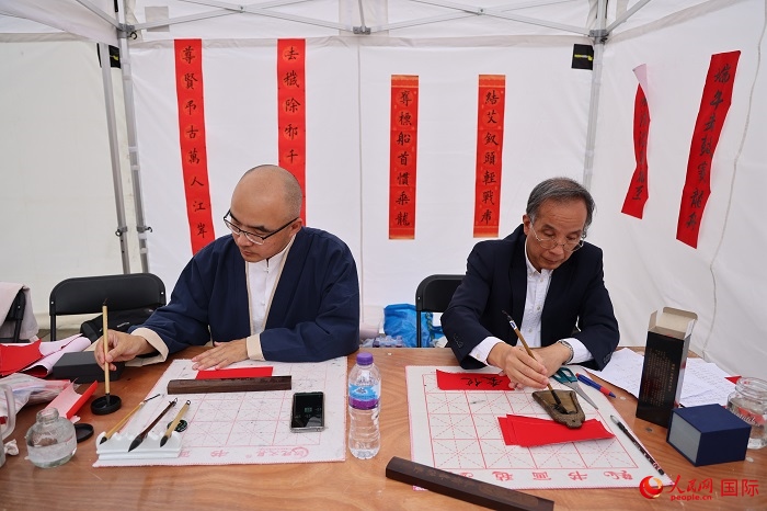 活動現(xiàn)場的中國書法展示。人民網記者 邢雪攝