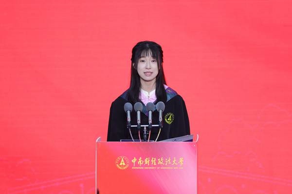 王若研在畢業(yè)典禮上發(fā)言。崔楨楨 攝