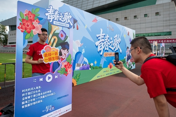 學(xué)生在市集打卡拍照。人民網(wǎng)記者 翁奇羽攝