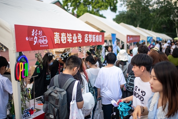 市集現(xiàn)場。人民網(wǎng)記者 翁奇羽攝