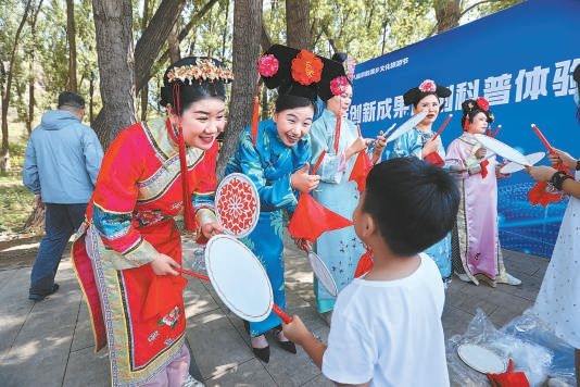 昨天上午，“奮進(jìn)新征程 建功新時(shí)代”2023年懷柔區(qū)第十八屆京韻滿鄉(xiāng)文化旅游節(jié)正式開幕，豐富多彩的文化演出吸引大批游客來此體驗(yàn)別具特色的滿族文化。本報(bào)記者 甘南攝