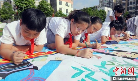 圖為學(xué)生們用手中畫筆在進(jìn)行創(chuàng)作。 興業(yè)縣融媒體中心供圖