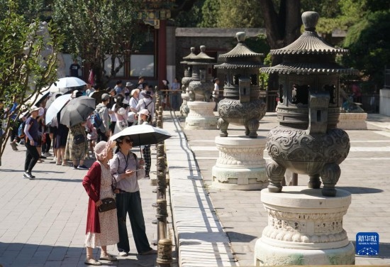 6月22日，游人在北京頤和園參觀游覽。新華社記者 任超 攝