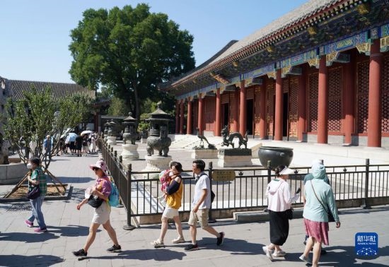 6月22日，游人在北京頤和園參觀游覽。新華社記者 任超 攝