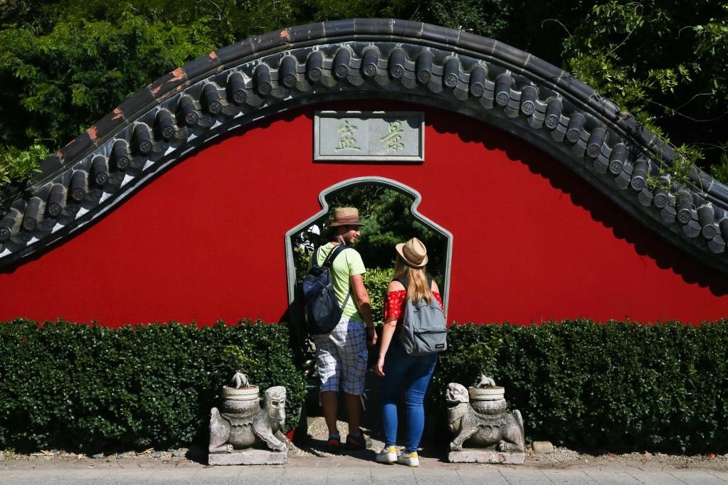 在比利時(shí)布呂熱萊特市，游客參觀天堂動(dòng)物園的中國(guó)園。