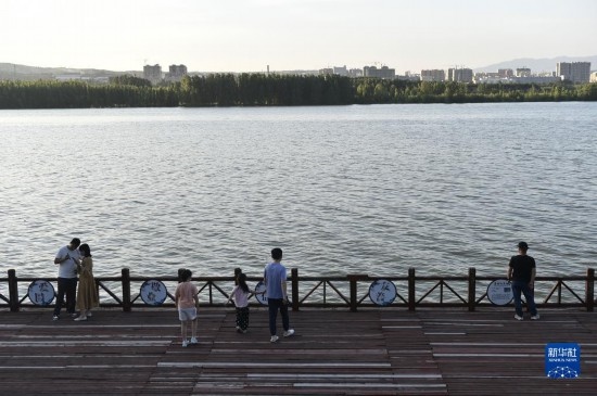 6月23日，游人在三門峽市黃河公園內休閑。