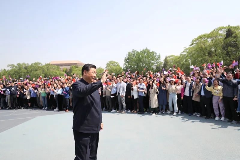 2021年4月19日，在清華大學(xué)建校110周年校慶日即將來(lái)臨之際，習(xí)近平來(lái)到清華大學(xué)考察。圖為習(xí)近平離開(kāi)學(xué)校時(shí)，同師生們揮手致意。新華社記者 鞠鵬 攝