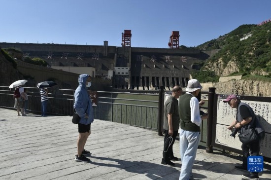 6月23日，游人在黃河三門峽大壩風景區(qū)內游覽。