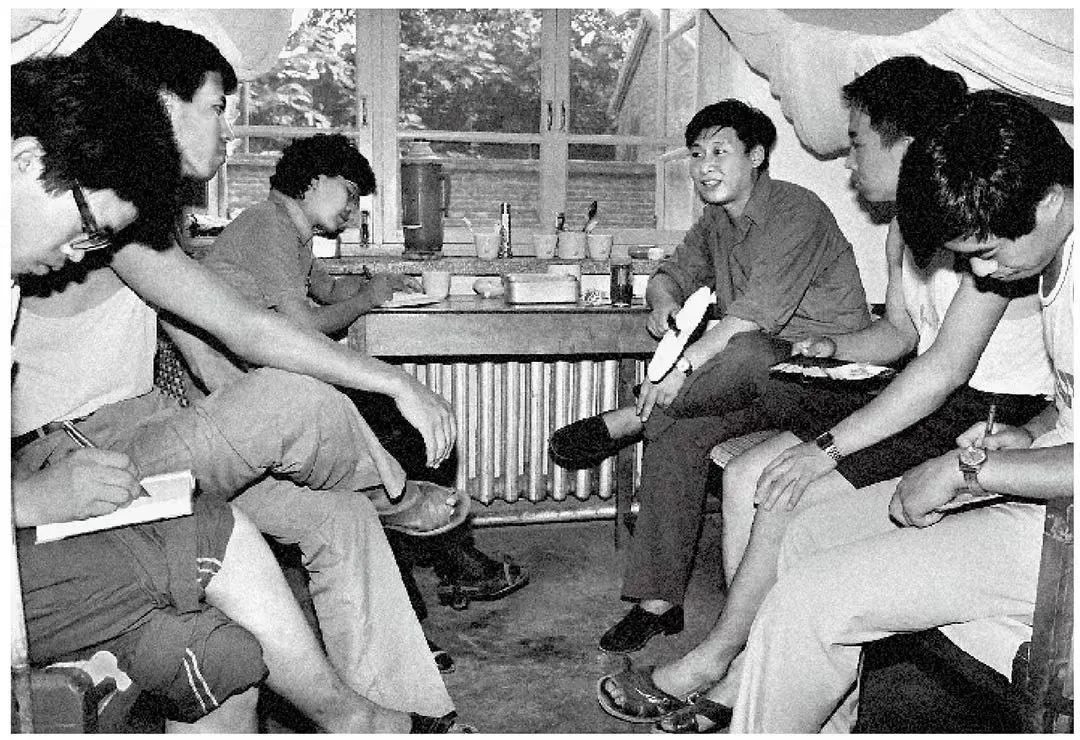 1984年7月29日，習(xí)近平與中國(guó)人民大學(xué)暑期社會(huì)實(shí)踐團(tuán)成員在正定縣政府招待所宿舍座談。（圖源：《習(xí)近平與大學(xué)生朋友們》）