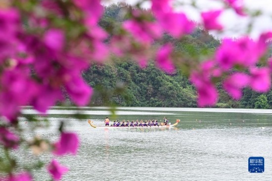 6月22日，重慶市酉陽土家族苗族自治縣酉水河鎮(zhèn)河灣村，參賽選手進行龍舟比賽。