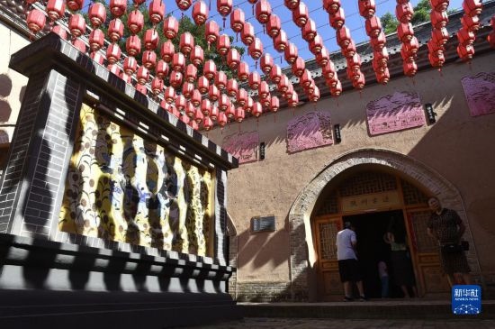 6月23日，游人在三門峽市陜州地坑院景區(qū)內游覽。