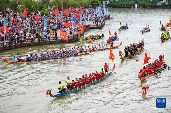 6月23日，在貴州省黔東南苗族侗族自治州施秉縣舉行的獨木龍舟節(jié)上，獨木龍舟進行水上巡游。